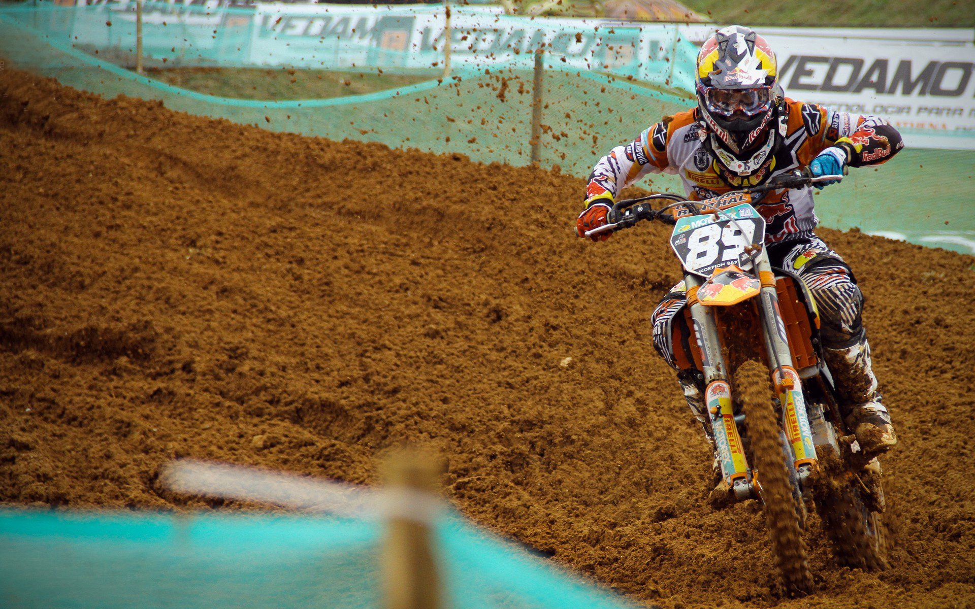 开云体育平台-CBA赛场展现体育精神 球员赛后互致敬意，cba的标语